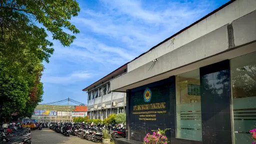 Halaman depan SMKN 1 Tangerang.