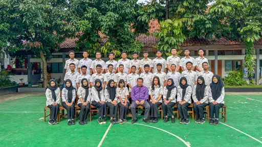 Murid kelas XII DKV 1 angkatan 1